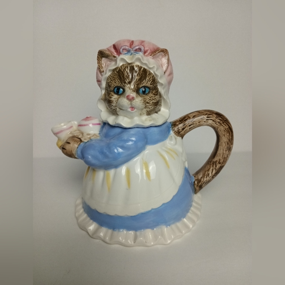 Heritage Mint Ltd. Collectibles Mama Kitten Cat  with Donuts Teapot Decor
